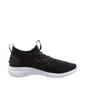 Reebok Cardio Motion Women's Black Trainers: una combinación perfecta de estilo, comodidad y funcionalidad adaptada para apoyar su estilo de vida activo. Estos entrenadores están diseñados para proporcionar el equilibrio ideal entre el rendimiento y la moda, lo que los convierte en una opción versátil para entrenamientos, salidas informales y todo lo demás.

Características clave:

Diseño elegante: los entrenadores Reebok Cardio Motion cuentan con un diseño elegante y moderno que pasa sin esfuerzo del gimnasio a las calles. El color negro agrega un toque de sofisticación, lo que les permite complementar una variedad de atuendos.

Construcción ligera: hecha con materiales livianos, estos entrenadores aseguran una tensión mínima en los pies durante los entrenamientos o el uso extendido. El diseño liviano mejora la comodidad sin comprometer el rendimiento.

Amortiguación receptiva: los entrenadores a menudo están equipados con tecnología de amortiguación receptiva en la entresuela, proporcionando una absorción óptima de choque y un retorno de energía. Esta característica mejora su comodidad y apoyo durante varias actividades.

Superior transpirable: los materiales superiores transpirables promueven el flujo de aire adecuado, manteniendo los pies frescos y cómodos durante los entrenamientos. Este diseño ayuda a evitar molestias causadas por la acumulación de sudor.

Cierre de cordón: el sistema de cierre de cordones permite un ajuste seguro y ajustable, asegurando que los entrenadores permanezcan cómodamente en su lugar durante los movimientos dinámicos.

Collar y lengua acolchados: el collar acolchado y la lengua mejoran la comodidad alrededor del área del tobillo, reduciendo la fricción y permitiendo un desgaste prolongado sin molestias.

Rendimiento versátil: ya sea que esté llegando al gimnasio, asistiendo a una clase de acondicionamiento físico o simplemente saliendo a caminar, los entrenadores de movimiento de cardio de Reebok ofrecen un rendimiento versátil que se adapta a una variedad de actividades.