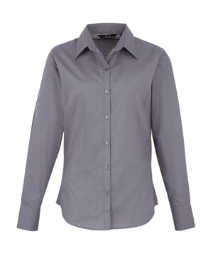 65% Polyester, 35% Katoen. Stof: Popeline. Ontwerp: Eenvoudig. Sluiting: Knoopsluiting. Halslijn: Collared. Manchet: Dubbele knoop. Mouwtype: Met lange mouwen. Hem: Afgerond. 2 rugpijlen. Duurzaamheid: Amfori, BCI goedgekeurd, REACH, Sedex, WRAP gecertificeerd. 6 VK: 31 in. 8 VK: 33 in. 10 VK: 35 in. 12 VK: 37 in. 14 VK: 39 in. 20 VK: 45 in. 22 VK: 47 in. 24 VK: 49 in. 26 VK: 51 in. 28 VK: 53 in. 18 VK: 43 in. 16 VK: 41 in. 30 VK: 55 in.