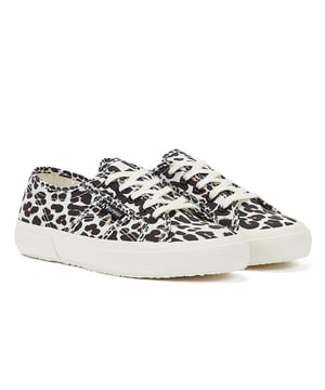 Maak kennis met Superga,s nieuwe wilde editie, een must have mode toevoeging. Deze iconische stijlvolle sportschoenen hebben een luipaardmotief op het katoenen canvas. Gevoerd met katoen, comfortabele binnenzool en een gevulkaniseerde zool van natuurlijk rubber.