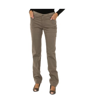 Lange Hose.
 Taillenbund mit Gürtelschlaufen.
 Reißverschluss und Knopfverschluss auf der Vorderseite.
 Zwei Taschen auf der Vorderseite und Minitasche.
 Zwei Taschen auf der Rückseite mit Metalllogo.
 Normale Passform.
 Elastischer Stoff.
 Nähte in Ton gesehen.
 Zusammensetzung: 70% Baumwolle, 28% Modal, 2% Elastan
 Pflege:
Maximal bei 30ºC waschen.
 - Bügeln bei mittlerer Temperatur, max. 110ºC.
 - Erlaubt die Verwendung eines Trockners.
 - Keine Bleichmittel verwenden.
 - Kann nicht chemisch gereinigt werden.
