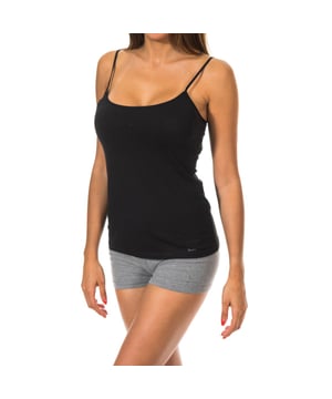 Camiseta de tirantes finos Janira.
Color Negro.
Escote redondo.
Detalle del nombre de la marca estampado en el lateral inferior.
Tejido ligero y fresco.
Costuras vistas a tono.

Composición:  96% Algodón, 4% Elastano

Lavar a temperatura max 30º.
-No usar lejía.
-No usar plancha.
-No usar secadora.
-No lavar en seco.