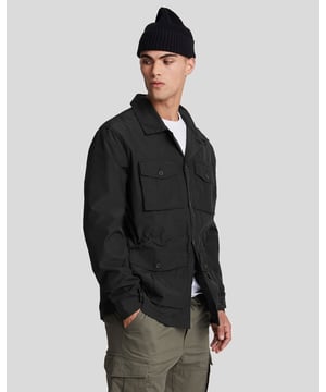 Unsere Feldjacke ist die perfekte Jacke für legere Arbeitstage und Wochenendaktivitäten. Sie besteht aus einem leichten Baumwollmischgewebe und verfügt über mehrere aufgesetzte Taschen auf der Vorderseite mit Knopfklappenverschlüssen, die ihr ein Arbeitskleidungsgefühl verleihen. Wir haben die Form ziemlich schlank gehalten und nur die Cargotaschen sorgen für Volumen. - Klassischer Kragen - Knopfverschlüsse vorne - Vier aufgesetzte Taschen vorne mit Knopfklappenverschlüssen - Lange Ärmel mit Knopfmanschetten - Zusammensetzung: 45 % Nylon, 55 % Baumwolle