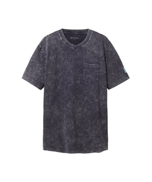 Dieses T-Shirt von Tom Tailor ist ein lässiges und vielseitiges Stück für Männer. Es hat einen modischen V-Ausschnitt, eine praktische Brusttasche und einen coolen, verwaschenen Look. Das T-Shirt ist aus hochwertigen Materialien gefertigt, die einen hohen Tragekomfort garantieren. Es hat einen Regular-Fit-Schnitt, der eine normale Passform bietet und sich jeder Körperform anpasst. Die kurzen Ärmel machen es ideal für warme Tage oder als Unterhemd. Ob zu Jeans, Shorts oder Chinos, dieses T-Shirt passt zu jedem Outfit und Stil.