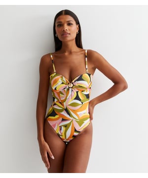 Jouw zomerredder voor vertrouwen in het zwembad is het Tropical Palm-badpak met gouden schelphardware, dat perfect past. Ontworpen om je lichaam te accentueren en je vorm vorm te geven, is het comfortabel, zonder beugels en met goudkleurige hardware.