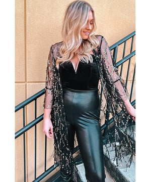 Kimono largo de manga larga transparente con lentejuelas para mujeres  
Diseño de frente abierto para una fácil superposición  
Tela transparente adornada con lentejuelas para un look glamuroso  
Las mangas largas añaden un toque elegante  
Prenda versátil adecuada para ocasiones especiales o el estilo diario  
Material: 100% Poliéster