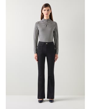 Turn heads with the Millie petite high waist patch pocket kickflare jean in classic black. Designed from a high-quality cotton mix, these trousers feature stylish patch pockets and a flattering flare that exudes smart casual elegance. Perfect when paired with a crisp blouse for the office or a relaxed tee for weekend outings.