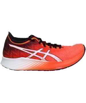 Las zapatillas de running para mujer ASICS Magic Speed son una opción muy innovadora y orientada al rendimiento diseñada para corredoras que desean maximizar su velocidad y eficiencia durante los entrenamientos y las carreras. Estas zapatillas combinan tecnología de vanguardia con un diseño elegante para proporcionar una experiencia de carrera excepcional. Exploremos las características clave de las ASICS Magic Speed Women's Running Trainers:

Características principales:

 Amortiguación FF Blast™:  La característica más destacada de las zapatillas Magic Speed es la tecnología de amortiguación FF Blast™ en la entresuela. Este material de amortiguación ligero pero con gran capacidad de respuesta proporciona un excelente retorno de la energía, ayudándote a conseguir una zancada más rápida y eficiente.

 Tecnología Guidesole™:  La tecnología Guidesole™, similar a la de la serie GlideRide, presenta un diseño de suela curvada que reduce la flexión del tobillo y favorece una transición más suave del talón a la puntera. Este diseño minimiza la pérdida de energía y reduce la fatiga muscular, permitiéndote mantener la velocidad en largas distancias.

 Placa de propulsión:  La placa de propulsión en la suela mejora la propulsión hacia delante, ayudándote a generar más velocidad en cada zancada. Proporciona una sensación ágil y sensible durante los sprints y las carreras.

 Parte superior de malla ligera:  La parte superior de la zapatilla está fabricada con un material de malla ligero y transpirable. Ofrece una excelente ventilación, manteniendo los pies frescos y cómodos durante las carreras de alta intensidad.

 Construcción sin costuras:  Estas zapatillas cuentan con una construcción sin costuras para minimizar la fricción y reducir el riesgo de irritación o ampollas, incluso durante carreras prolongadas.

 Plantilla OrthoLite X-55:  La plantilla OrthoLite X-55 mejora la amortiguación, el control de la humedad y la transpirabilidad. Se puede quitar si prefieres usar plantillas ortopédicas personalizadas.