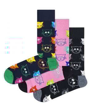 Happy Socks - Men's & Ladies Novelty Cat Socks Caja de regaloComo esponjosos y personales mini-ninjas: los gatos son los mejores, así que ¿por qué no ponerse unos bonitos calcetines gatunos? Empieza a practicar tu pasarela, ¡estos gatitos están listos para hacer que tus pies sean increíbles! Con sus coloridas caritas sonriendo por todo el calcetín, son un regalo estupendo para el amante de los gatos. Incluso vienen en una elegante caja de regalo. Los calcetines Novelty Happy Socks están fabricados con un 86% de algodón orgánico peinado para una mayor suavidad y están diseñados para ofrecer una comodidad duradera. Tienen el talón y la puntera reforzados para mayor durabilidad y comodidad. También están disponibles en dos tallas diferentes para que puedas encontrar el ajuste perfecto.Happy Socks es una marca popular que proporciona un calcetín de alta calidad que combina diseños únicos y artesanía. Mikael Söderlindh y Viktor Tell tuvieron la visión de difundir la felicidad convirtiendo una prenda esencial cotidiana en una colorida pieza de diseño.Hoy, Happy Socks ha llegado a 90 países y a todos los continentes. Con Concept Stores en todo el mundo, desde Los Ángeles a Tokio, Happy Socks se puede encontrar en más de 10.000 boutiques de moda.Estos calcetines están hechos de 86% algodón, 12% poliamida, 2% elastano y vienen en 2 tamaños: Hombre 6-11 UK y Mujer 4-7 UK. Vienen en 3 diseños de gatos por paquete y son lavables a máquina.Extra Product DetailsHappy Socks Adult Novelty SocksSoft Combed Cotton3 Pairs Per PackReinforced Heel & Toe3 Colourful Cat PatternsBlack, Pink & NavyA Perfect Gift IdeaSoft & ComfortableComes In Gift BoxHappy Socks Branded2 Size OptionsMachine Washable