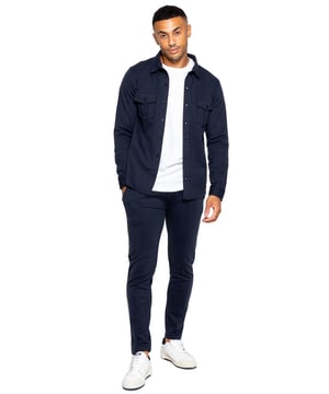 Enzo Overshirt-outfitset voor heren. Stretchovershirt met lange mouwen, knoopsluiting en kraag. Twee geplooide klepzakken op de borst. Gestikte randen op mouwen en zoom. Overhemdmanchet met knoopsluiting. Volledige knoopsluiting middenvoor. Set aangevuld met stretchjoggingbroeken. Elastische tailleband met verstelbaar trekkoord. Geplooide naad aan de voorkant. Twee zijzakken, twee paspelzakken aan de achterkant, op maat gemaakt met premium stretchstof voor extra comfort.