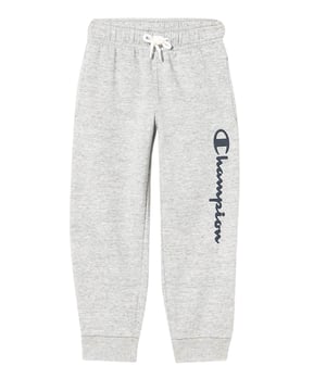Diese Jogginghose ist die perfekte Wahl für einen lässigen und bequemen Look - egal, ob Sie zum Workout gehen, chillen oder einfach nur casual sind. Sie ist aus weichem, hochwertigem Stoff gefertigt, der sich angenehm anfühlt. Die Passform sorgt für viel Bewegungsfreiheit und einen entspannten Stil. Die Sweathose hat einen elastischen Bund mit Kordelzug. Die Beine sind mit Bündchen versehen. Die Hose hat Seitentaschen. Abgerundet wird das Design durch den Label-Print am Bein.