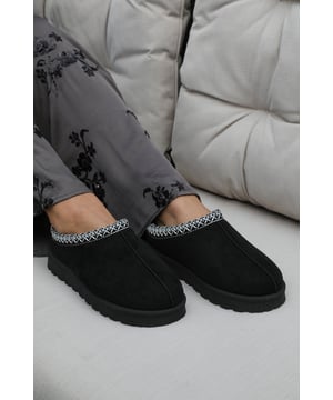 Stay stylish and comfortable all day with our Oak Aztec Detail Faux Fur Lining Mini Boots. These boots are a perfect addition to your footwear collection.

Key Features:



Effortless Style: The sleek and minimalist design of these boots ensures that they complement almost any outfit you wear.

All-Day Comfort: Our boots are built with your comfort in mind. They feature a soft and comfortable interior lining that provides maximum comfort, ensuring you can wear them for long periods with ease.

Durable Construction: Our Low Ankle Slipper Boots are made with high-quality materials that ensure long-lasting durability. They feature a sturdy construction and reliable stitching that makes them practical and sustainable for everyday use.


Specifications:


Material: Faux Suede
Closure: Slip On
Toe shape: Round

Invest in our Oak Aztec Detail Faux Fur Lining Mini Boots for a perfect combination of style and comfort. Enjoy the joy of comfort with every step you take. Get yours today and step out with confidence and style!