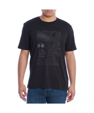 Herren-Kurzarm-T-Shirt von La Martina.

 Dieses kurzärmlige T-Shirt von La Martina ist ein zeitgemäßes Design mit Fokus auf Schlichtheit und kombiniert einen auffälligen Druck mit der unübertroffenen Qualität der Marke.

 Einzelheiten:

 - Hergestellt aus weicher und leichter Baumwolle, ideal, um Frische und Komfort zu garantieren.
 - Grafikdesign auf der Vorderseite mit abstrakten Linien und der Botschaft „No Data, Level Up, Be Bold“.
 - Seitliches Etikett am Ärmel mit dem La Martina Buenos Aires-Logo.
 - Regulärer Schnitt.
 - Klassischer Rundhalsausschnitt und verstärkte Nähte sorgen für Haltbarkeit und Widerstandsfähigkeit.
 - Perfekt kombinierbar mit Jeans oder Shorts, ideal für lässige Looks.

 Ein Kurzarm-T-Shirt für Herren, das aktuelles Design und die höchste Qualität von La Martina vereint. Perfekt zur Ergänzung jedes lässigen Looks und verleiht ihm einen modernen und unverwechselbaren Touch, der nicht unbemerkt bleibt.
 Komposition: 100% Baumwolle
 Pflege:
- Maximal bei 30°C im Schonwaschgang waschen.
 - Verwenden Sie keine Bleichmittel oder Bleichmittel.
 - Bei niedriger Temperatur bügeln, vorzugsweise auf links.
 - Benutzen Sie keinen Trockner.