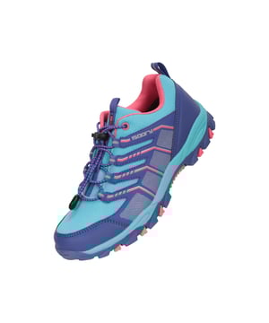 Obermaterial: Mesh, PU (Polyurethan), Wasserfest. Futter: Mesh. Einlegesohle: EVA. Zwischensohle: Gepolstert, flexibel, leicht, Phylon. Laufsohle: Flexibel, Griffig, Hohe Traktion, Gummi. Gewebe-Technologie: IsoDry, Wasserdichte Membrane. Gepolsterter Kragen, gepolsterte Zunge, Zuglasche, synthetischer Zehenschutz. Flach. Schnitt: Niedrig geschnitten. Design: Logo, Gemustert. Zehenform: Rund. Verschluss: Stretch-Spitze.