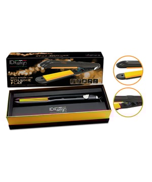Plancha profesional Gold Styler Volume Flat - peinados marcados/cortos, placas basculantes, cerámica Ref. IDEVOLUMEFLAT

DESCRIPCIÓN 
Italian Design Gold Styler Volume Flat
Plancha de pelo profesional

Plancha profesional con placas basculantes de cerámica de última generación que se adaptan perfectamente a la superficie del cabello y no sólo permiten planchar el pelo, sino que además, darle volumen y cuerpo, con lo que tu pelo quedará marcado y planchado en una sola pasada. Idónea para peinados más marcados, flequillos, cabello corto o masculino. Sus estrechas placas permiten un moldeado más preciso e incluso poder alisar desde la raíz.

Características técnicas: 
+ Potencia: 65 W
+ Voltaje: 220-240 V
+ Frecuencia: 50-60 Hz
+ Revestimiento: cerámica
+ Placas basculantes: sí
+ Temperatura regulable: sí con rueda de control, 120-230ºC
+ Uso: ideal para peinados más marcados, flequillos, cabello corto o masculino
+ Tipo de indicador: dispositivo LED
+ Seguridad: apagado automático 30 minutos

Equipamiento: 
+ Equipamiento: cable giratorio 360º
+ Medida placa: 23 x 90 mm
+ Longitud del cable: 2,53 m 
+ Dimensiones: 32,5 x 11,4 x 3,3 cm
+ Modelo de viaje: no
+ Color: negro y dorado