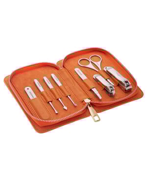 ESPECIFICACIONES: Juego de 8 piezas, herramientas quirúrgicas de acero inoxidable; INCLUYE: Estuche de viaje resistente con cremallera, cortaúñas, cortaúñas de los pies, lima de uñas, tijeras para fosas nasales y cejas, cuchillo para pelar, cuchillo para cutículas, tenedor Deadskin, pinzas
