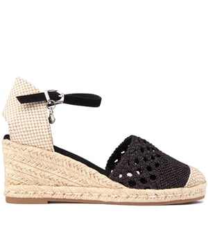 Zapato cuña Xti block para mujer en color negro, confeccionado en textil y suela de goma y cuerda. Características: plantilla acolchada, cierre de hebilla, marca xti y altura de tacón de 7 cm.