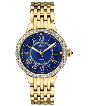 Benannt nach dem berühmten Astor Place in Manhattan, der für seine Kultur und Kreativität bekannt ist, erhebt die Astor II Kollektion das Drama zur hohen Kunst. Mit der für die Astor charakteristischen diamantbesetzten 38-mm-Lünette mit fünfzig echten Diamanten und der unverwechselbaren blauen Cabochon-Edelsteinkrone ist die Astor II nicht zu übertreffen und besticht durch ein auffälliges Perlmuttgesicht. Die Astor II in schwarzem, blauem oder weißem Perlmutt ist mit vier Diamanten im Einzelschliff ausgestattet, die einen mit Diamanten besetzten Innenkreis umschließen. Mit einem Armband aus Roségold, Gelbgold oder silberfarbenem Edelstahl hat Eleganz einen neuen Namen. Die atemberaubende Astor II-Kollektion steigert die Dramatik und erhöht die Intrigen: einfach zu bewundern und schwer zu ignorieren.
GV2 9146 Schweizer Damenuhr Astor II mit Diamanten
GV2 Schweizer Damenuhr aus der Astor II Kollektion
38 mm Gehäuse aus 316L-Edelstahl, Lünette mit Diamantschliff
Brillantblaues MOP-Zifferblatt mit roségoldenen Indizes, 4 Diamanten im Einzelschliff auf dem Zifferblatt, mit diamantgeschliffenem Innenkreis
Geriffelte Krone mit Druckknopf und blauem Cabochon-Stein
316L-Edelstahl-Gelbgoldarmband mit Faltschließe
Anti-reflektierendes Saphirglas
Wasserdicht bis 30 Meter/3ATM
Schweizer Quarz-Uhrwerk Ronda 1069