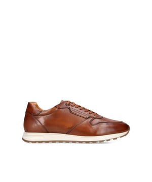 The Blaze is a formal trainer crafted from a tan leather. The front laces up with blind eyelets and an embossed logo on the eye stay.