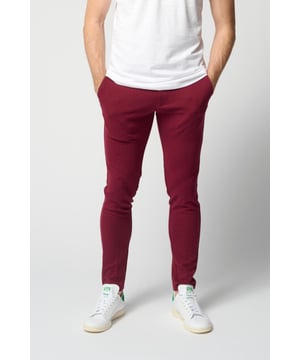 Unsere Original Performance Pants™ sind Hosen mit stilvollem Look und hervorragender Funktionalität. Genießen Sie den ganzen Tag lang hervorragenden Komfort. Wenn Sie einen stilvollen und bequemen Look erzielen möchten, wählen Sie diese rote Hose, denn sie passt in jeden Kleiderschrank und zu jedem Outfit. Alle Hosen aus unserer Perform-Kollektion wurden mit einem Ziel vor Augen entworfen: die beste Kleidung für Sie zu schaffen, die hohe Ansprüche an die Funktionalität und Qualität Ihrer Kleidung haben. Deshalb sind alle Kleidungsstücke unserer Perform Collection aus guten, dehnbaren und weichen Materialien gefertigt, die den ganzen Tag über bequem zu tragen sind. Hier sehen Sie eine Hose in der Farbe Rot. Die Hose hat eine schmale Passform. Das Modell ist auch in Regular fit erhältlich.

Welche Größe hat die Hose? Die Hosen können in 33 verschiedenen Größen ausgewählt werden. Siehe und wählen Sie Größe unter "Größe". Die Größen sind für Männer angepasst.

Über TeeShoppen: Bei TeeShoppen haben wir unser eigenes Sortiment entwickelt. Unser Sortiment besteht aus verschiedenen coolen Basisartikeln, die in jeden Kleiderschrank passen. Und wir machen keine Kompromisse bei Qualität und Design. Unsere Kleidung ist so konzipiert, dass sie leicht zu stylen ist und aus den besten Materialien besteht. So ist sichergestellt, dass Sie Kleidung erhalten, die angenehm zu tragen ist und zu allen Gelegenheiten getragen werden kann. Möchten Sie einen zeitlosen Anbieter von Mode für Männer und Frauen? Bei TeeShoppen zahlen Sie nicht für teure Marken und Kosten - nur für Qualität und Service. Und natürlich erweitern wir unser Sortiment ständig im Einklang mit der Mode, so dass Sie bei uns immer eine moderne Basic-Kleidung finden können.