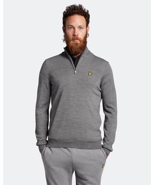 Der Lyle & Scott 1/4 Zip Merino Pullover ist ein Grundnahrungsmittel für Golfbekleidung. Der Pullover mit normaler Passform ist aus einer leichten Merinowollmischung gefertigt und hat einen gerippten Trichterausschnitt & Bündchen für bessere Bewegungsfreiheit.