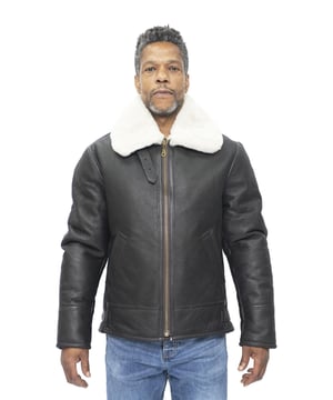 La chaqueta B3, que no tiene rival en cuanto a calidez y comodidad, tiene un legado muy valorado en la aviación británica y es nuestra chaqueta de piel de oveja más popular. Esta chaqueta está hecha de piel de oveja de doble cara de primera calidad que cuenta con el interior de piel de oveja gruesa más fino que retiene naturalmente el calor corporal para mantenerte abrigado y cómodo durante los inviernos más fríos. El exterior de la chaqueta está hecho de piel de napa de primera calidad, que es famosa por ser ultra suave y da como resultado un acabado suave que dejamos que brille al limitar las características frontales de esta pieza. Hay dos bolsillos en ángulo en la cintura que brindan un almacenamiento conveniente y el cuello con muescas se extiende ampliamente cuando se mantiene abajo o se puede cerrar con cremallera y sujetar con una correa de hebilla para mayor protección cuando el frío llama a la puerta. • Fabricada con piel de oveja de doble cara de alta calidad • El forro de piel de oveja gruesa es la mejor opción para brindar calidez y comodidad • Cuenta con dos bolsillos en ángulo y ajuste de correa en la cintura • Equipada con una cremallera YKK de metal gruesa de longitud completa