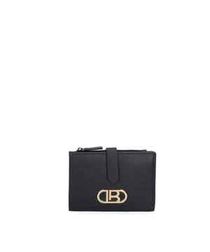 Cartera de mujer. El cierre es con botón de presión. Los bolsillos internos son tarjeteros y porta billetes. Los bolsillos externos están ausentes. Falta la correa para el hombro. Falta el mango. Hay un compartimento interno. El material exterior es 100% Piel Auténtica. Internamente está forrado en piel auténtica. Medidas: 12,5x10x1,5 cm. Producto de moda