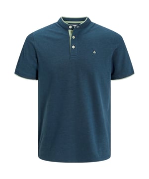 Dit poloshirt voor heren met korte mouwen combineert sportief chic met modern raffinement. De slanke snit zorgt voor een opvallende pasvorm, terwijl de opstaande kraag met een knoopsluiting met 3 knopen een fris, stijlvol accent toevoegt. Subtiele contrasterende strepen op de kraag en mouwen geven het ontwerp een bijzondere dynamiek, terwijl het fijne borduursel een geraffineerd detail toevoegt. Gemaakt van hoogwaardige materialen is het aangenaam zacht om te dragen - perfect voor iedereen die comfort en stijl wil combineren.