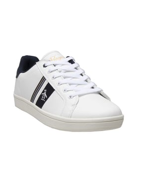 Renueva tu estilo de zapatillas con las zapatillas Steadman Retro para hombre de la marca clásica Penguin. La elegante parte superior de color blanco roto está rematada con detalles en azul marino y la marca icónica.