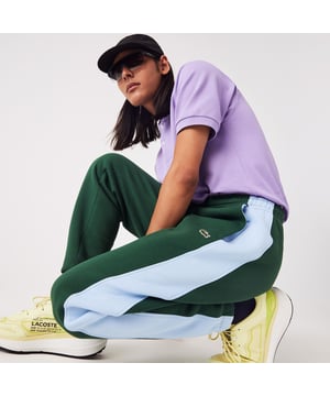 Heren Lacoste Contrast Bands Trackpants in groen.- Elastische tailleband met koord.- Zijzakken.- Geborduurd groen krokodillenmerk.- Zachte comfortabele fleece.- Contrasterende banden.- Elastische manchetten.- Taps toelopende pasvorm.- 80% Katoen 20% Polyester.- Ref: XJ9614DQA