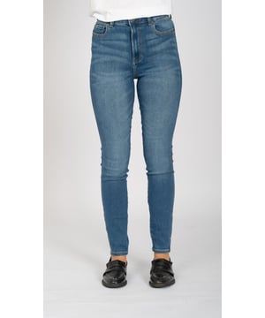 Diese Jeans von TeeShoppen ist sowohl elegant als auch bequem. Jeans sind das ganze Jahr über perfekt und eine offensichtliche Wahl für jedes Outfit. Ein Paar gute und bequeme Jeans sind ein Muss in jedem Kleiderschrank. Hier sehen Sie Jeans in der Farbe Blau.

Welche Größe haben die Jeans? Jeans können in 15 verschiedenen Größen ausgewählt werden. Siehe und wählen Sie die Größe unter "Größe". Die Größen sind für Frauen angepasst.

Über TeeShoppen: Bei TeeShoppen sind wir stolz darauf, unsere eigenen Produkte anzubieten. Unser Sortiment umfasst einfache Kleidungsstücke, die wir selbst tragen möchten. Aber auch wenn die Kleidung einfach ist, haben wir keine Kompromisse bei der Qualität oder dem Design gemacht. Unsere Kleidung ist so konzipiert, dass sie für eine Vielzahl von Anlässen geeignet ist und gleichzeitig aus hochwertigen Materialien hergestellt wird, die einen hohen Tragekomfort gewährleisten. Sie sind auf der Suche nach zeitloser Kleidung für Männer und Frauen? Dann sind Sie bei uns genau richtig. Bei TeeShoppen zahlen Sie nicht für teure Marken und Kosten, sondern nur für Qualität und Service, der uns wichtig ist. Und natürlich erweitern wir unser Sortiment ständig im Einklang mit der Mode, so dass Sie bei uns immer eine moderne Basic-Kleidung finden können.