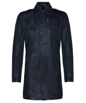 Geïnspireerd door het klassieke trenchcoatontwerp, is dit kledingstuk prachtig vervaardigd in het zachtste nappaleer om een ​​alternatieve twist te geven aan een iconische stijl. Epauletten met knopen belichamen het militaire ontwerp en een borstzak met ritssluiting en twee zakken met drukknoopsluiting zorgen voor meer functionaliteit en comfort. Aan de achterkant van de jas vind je een ventilatieopening in het midden voor een meer getailleerde pasvorm. Deze jas is een krachtige en tijdloze klassieker die jarenlang een nietje in je garderobe zal zijn.