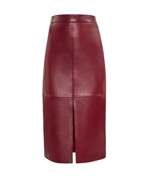 Dieser schlanke und raffinierte Rock mit schmaler Passform strahlt Eleganz aus. Mit einer hohen Taille und einem geraden Schnitt umrahmt er den Körper und sorgt für eine klassische Silhouette. Mit seinem strukturierten Design mit sichtbaren Nähten bietet er einen maßgeschneiderten Look, der sich perfekt für formelle oder Bürokleidung eignet. Dieser Bleistift-Midirock aus Lammleder mit Schlitz und Reißverschluss auf der Rückseite ist der Inbegriff zeitlosen Stils.  Felsen