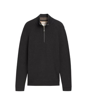De gebreide herentrui van Tom Tailor biedt een stijlvolle en functionele look. Hij heeft een normale pasvorm, wat zorgt voor een comfortabele pasvorm, en wordt geleverd met een praktische troyer halve ritssluiting. De opstaande kraag biedt extra bescherming op koelere dagen, terwijl het gebreide materiaal warmte biedt en tegelijkertijd ademend is. De trui heeft lange mouwen en is gemaakt van hoogwaardige materialen die zowel comfortabel als duurzaam zijn. Hij is perfect om elke dag te dragen en kan op verschillende manieren worden gecombineerd, met jeans of een elegantere broek. Dankzij het tijdloze ontwerp is deze gebreide trui niet alleen modieus maar ook functioneel en past hij perfect in elke mannengarderobe. Ideaal voor de overgang tussen de seizoenen of als knus laagje in koudere maanden.