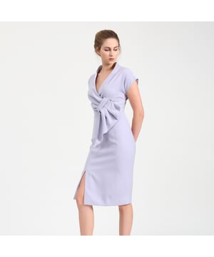 Mit seinem untypischen Schnitt und dem quer verlaufenden Ausschnitt, der ein verführerisches V-Dekolleté erzeugt, betont dieses Kleid Ihre Silhouette mit Eleganz. Kappenärmel, taillierte Passform, Schlitz am rechten Knie. Eine großartige Ergänzung für jede elegante Garderobe; dieses elegante Kleid kann sowohl an einem schicken Tag als auch am Abend getragen werden.
Details zum Produkt
- Form: tailliert
- Länge: 115 cm
- Kappenärmel, bedeckende Schultern
- V-Ausschnitt
- Unsichtbarer Reißverschluss hinten in der Mitte