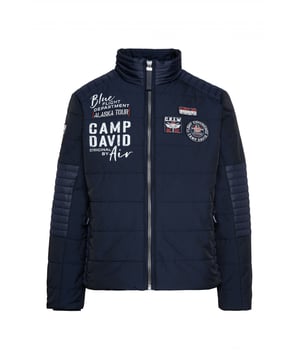 Diese Winterjacke für Herren von CAMP DAVID ist eine sportliche und stylische Steppjacke im Biker-Stil. Die Jacke besteht aus einem Materialmix, der durch schmale Steppungen die Schultern, Seiten und Ellenbogen betont. Die Jacke verfügt über viele Label-Patches, die den Biker-Look unterstreichen. Die Jacke ist eine coole Marke für einen coolen Style!