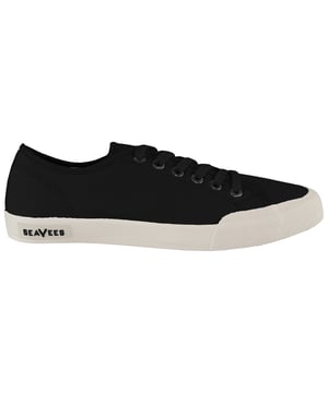 Sneaker de cordones para hombres hecha con lienzo de algodón lavado con sal.

Inspirado en la Revolución Hippie y las zapatillas de deporte tranquilas usadas durante el Monterey Pop Festival de 1967.

Cushy Memory Foam Bande con canales de flujo de aire para la comodidad de enfriamiento.

Suella externa duradera hecha de caucho natural.

Conscientemente elaborado utilizando un proceso de vulcanización tradicional.