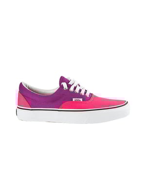 Presentando el Van Era 2 Tone Men's Pinsolls de los hombres, una elección audaz y elegante para los hombres que desean hacer una declaración de moda mientras mantienen la comodidad y la practicidad. Estos plimsolls son una fusión única de diseño clásico y un toque contemporáneo, lo que los convierte en una adición destacada a su colección de calzado. Exploremos las características clave que establecen el rindeo rosa de 2 tone de Van 2 tone aparte:

Paleta de colores única: el tono Van Era 2 Plimsolls luce un diseño llamativo de dos tonos con una parte superior predominantemente rosada y acentos contrastantes. Esta paleta de colores distintiva agrega un toque de personalidad a su atuendo, lo que te hace destacar con estilo.

Silhoueta atemporal: estos plimsolls cuentan con la clásica silueta baja que ha hecho de las camionetas una marca icónica. El diseño limpio y minimalista se combina sin esfuerzo con una amplia gama de estilos de ropa, desde jeans hasta pantalones cortos y pantalones casuales.

Construcción de lona duradera: elaborado con material de lona duradero, estos plimsolls están diseñados para soportar el desgaste diario. La parte superior del lienzo no solo es duradera sino también transpirable, manteniendo los pies cómodos.

Collar acolchado: el collar acolchado proporciona amortiguación adicional alrededor del tobillo, asegurando un ajuste cómodo y reduciendo el riesgo de ampollas o molestias durante el uso prolongado.

Plantilla acolchada: la plantilla de la era de la furgoneta se amortigua para una mayor comodidad. Esta característica proporciona una plataforma de apoyo y cómoda para sus pies, lo que los hace adecuados para la ropa durante todo el día.

Sola de goma vulcanizada: la suela exterior de goma vulcanizada no solo agrega durabilidad sino que también proporciona una excelente tracción. Puede caminar con confianza en varias superficies sin preocuparse por resbalar.

Signature Waffle Tread: El patrón único de treacos de gofres en la suela es un sello distintivo de las camionetas. No solo ofrece un agarre superior, sino que también se suma a la apariencia distinta de los zapatos.