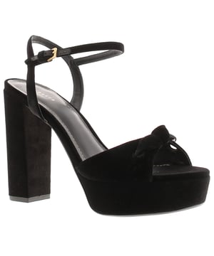 Die Ted Baker Kayvi Damen-Sandalen mit Plateauabsatz in Schwarz strahlen moderne Eleganz aus und sind so konzipiert, dass sie sowohl Ihren Look als auch Ihren Komfort verbessern. Diese Sandalen kombinieren ein schickes Plateau mit einer schlanken Silhouette mit Absatz und bieten eine perfekte Mischung aus Stil, Raffinesse und Halt. Die Kayvi-Sandalen eignen sich ideal für eine Reihe von Anlässen, von formellen Veranstaltungen bis hin zu stilvollen Ausflügen, und sind eine vielseitige und luxuriöse Ergänzung für jede Garderobe. 

Hauptmerkmale: 
Anspruchsvolles Design: 

Klassische schwarze Farbe, die zu einer Vielzahl von Outfits passt und einen Hauch von Raffinesse und Vielseitigkeit verleiht. 

Plateau-Design mit hohem Absatz, das für einen eleganten Auftrieb sorgt und gleichzeitig die Stabilität beibehält. 


Premium-Materialien: 

Hergestellt aus hochwertigen Materialien, die Haltbarkeit und ein luxuriöses Gefühl gewährleisten. 

Weiches und geschmeidiges Obermaterial für bequeme Passform und edlen Look. 


Bequeme Passform: 

Die Plateausohle bietet zusätzlichen Komfort, indem sie den Fußwinkel verringert und so den hohen Absatz leichter handhabbar macht. 

Leicht gepolstertes Fußbett für mehr Komfort bei längerem Tragen. 


Verstellbare Träger: 

Verfügt über einen verstellbaren Knöchelriemen mit Schnallenverschluss für eine sichere und individuelle Passform. 

Bietet Stabilität und verhindert ein Verrutschen und sorgt so für Komfort den ganzen Tag. 


Stylischer Absatz und Plateau: 

Mittlere bis hohe Absatzhöhe für einen stilvollen Lift ohne Kompromisse beim Komfort. 

Die Plateausohle gleicht die Absatzhöhe aus und bietet so mehr Stabilität und Leichtigkeit beim Gehen. 


Vielseitig einsetzbar: 

Perfekt für verschiedene Anlässe, darunter Partys, Hochzeiten und Abendveranstaltungen. 

Vielseitig genug, um es mit Kleidern, Röcken und maßgeschneiderten Hosen zu kombinieren und sowohl formelle als auch schicke Freizeitoutfits aufzuwerten. 

Traktionsaußensohle: 

Strapazierfähige Außensohle mit strukturiertem Profil, die für hervorragenden Grip und Stabilität auf verschiedenen Oberflächen sorgt. 



Die Ted Baker Kayvi Damen-Sandalen mit Plateauabsatz in Schwarz bieten eine perfekte Kombination aus Eleganz, Komfort und Vielseitigkeit. Mit ihrem raffinierten Design, den hochwertigen Materialien und dem bequemen Plateauabsatz sind diese Sandalen ideal für viele Anlässe. Werten Sie Ihren Stil mit diesen schicken und luxuriösen Sandalen auf, die Mode und Funktion nahtlos miteinander verbinden.