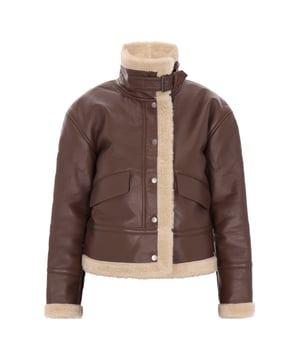 Genießen Sie den ultimativen Komfort dieser Lammfelljacke mit Druckknöpfen und Klapptaschen für mehr Funktionalität. Der kuschelige Pelzkragen sorgt für Wärme und Isolierung bei kühlen Ausflügen. Dieses lässige Stück aus hochwertigem Lammleder verfügt über lange Ärmel und eine verkürzte Silhouette, die Funktionalität mit modernem Stil verbindet.  Jacke