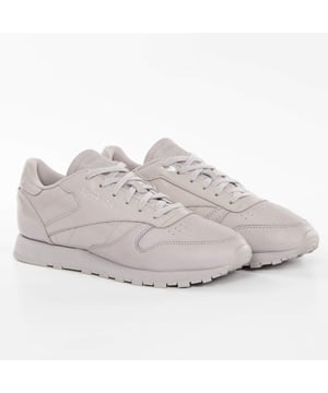 Basket Reebok Whisper Grey Femme Grau Leder. Authentischer Stadt-Schuh der Marke Reebok - Streetwear/Sportswear-Design von Reebok - Reebok für Damen, modisch und perfekt für den Alltag - Der graue Basket Reebok lässt sich ideal mit dem Rest Ihrer Garderobe kombinieren - bequeme Lederqualität - klassische Schnürsenkel - Whisper Grey - Textil.