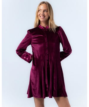 El Vestido Marta Burdeos es la elección perfecta para destacar en tus eventos de otoño. Con su suave terciopelo y detalles bordados en los puños, este vestido combina elegancia y comodidad. Ideal para combinar con tacones y accesorios discretos para un look sofisticado y chic.
 
 
 
 Vestido corto con cuello redondo.
 
 Manga larga.
 
 Cierre frontal con botones.
 
 Bajo con quillas.
 
 Bordados en manga, cuello y cintura en espalda.
 
 Tejido terciopelo.