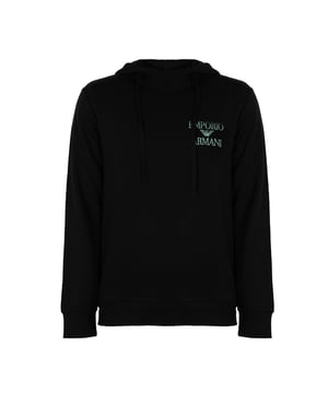 Dieser Pullover ist die Quintessenz des zeitlosen Stils, der sich perfekt in lässige und smart-casual Outfits einfügt.  
Ein zusätzliches Element, wie die mit einem Kordelzug verstellbare Kapuze, bietet nicht nur Komfort, sondern auch Schutz vor kaltem Wind, was ideal für wechselnde Wetterbedingungen ist.  
Die Ärmel und der Saum mit geripptem Bündchen fügen nicht nur Charakter hinzu, sondern garantieren auch eine perfekte Passform und Wärmerückhalt.  
Die subtile, aber erkennbare bestickte Markenname auf der linken Brust ist ein Zeichen für Qualität und Prestige, das sicherlich von den Liebhabern der Marke geschätzt wird.  
Hergestellt aus hochwertigem Stoff, was bedeutet, dass es nicht nur großartig aussieht, sondern auch langlebig ist und viele Jahre lang halten wird.