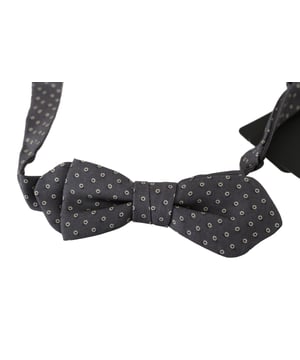 100% authentieke Dolce & Gabbana vlinderdas
  Grijze kleur met cirkelpatroon
  Gebonden model
  Gemaakt van 100% zijde
  Verstelbare nekband
  Een maat voor iedereen
  Vervaardigd in Italie