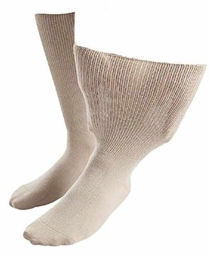 Desarrollados para ayudar a controlar los síntomas del edema, linfoedema, retención de líquidos y otras afecciones relacionadas con la talla asociadas a pies y tobillos hinchados. Circunferencia máxima en pierna, tobillo y pie especialmente desarrollada utilizando la experiencia innovadora de Sock Shop. Estos calcetines IOMI Footnurse Extra Anchos se ajustan suavemente al contorno de sus pies, tobillos y piernas sin oprimirlos. La circunferencia máxima de la pierna es de 30 pulgadas (76 centímetros). Los diseñadores de IOMI han probado estos calcetines extra anchos para edema en personas que padecen edema y han comprobado que son cómodos y no constriñen al llevarlos, con la ventaja añadida de una costura plana en la puntera hecha a mano. El Edema es un calcetín rico en algodón con un corte extra ancho y extra profundo, perfecto para las personas que sufren de edema en los pies y las piernas. Fabricados en Inglaterra.