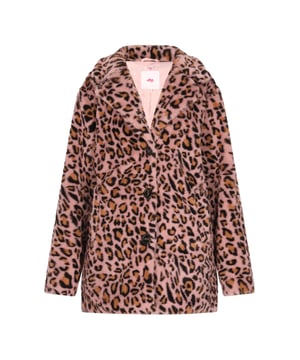 Geniet van de allure van het wild met deze bontjas met opvallend luipaardpatroon. Met een ingekerfde kraag en een button-down voorkant straalt dit outwear-stuk verfijning uit. De bonttextuur en de rechte snit voegen een vleugje luxe toe aan je garderobe. Met zijn lange mouwen, praktische zakken en dierenmotief is deze jas perfect voor wie het hele seizoen wil opvallen.  Jas