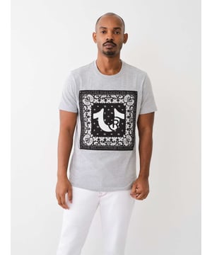 The Paisley Twill Applique Logo Tee is the style upgrade you need. Crafted from soft cotton knit, this men’s T-shirt features a crew neck and short sleeves. Finished with a contrast woven twill applique with a bandana print and horseshoe logo.