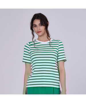 Dieses schlichte und bequeme T-Shirt verfügt über horizontale Streifen und einen Rundhalsausschnitt. Der zeitlose Matrosenstil ist ein toller Klassiker in jeder Garderobe und kann zu lässigen Anlässen im Urlaub getragen oder mit einem Blazer für ein Bürooutfit kombiniert werden.
 Produktdetails:
 Länge: 62 cm 
 Das Model trägt Größe 10
 Die Modellhöhe beträgt 5"7
 Form: gerade
 Kurze Ärmel 
 Runder Kragen