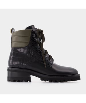 Fabrizio Viti Este par de botas de te dará un look a la vez rockero y chic. Combínalas con unos vaqueros negros y una chaqueta negra oversize, y listo.