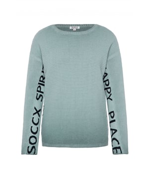 Deze gebreide trui met ronde hals voor dames is de perfecte metgezel voor koelere dagen. Hij is gemaakt van zacht materiaal dat comfortabel aanvoelt op de huid en uitnodigt tot behaaglijkheid. De trui is gemaakt van een structuurmix en heeft grof gebreide en fijn gebreide delen. De manchetten en zoom hebben een geribde look. De afgezakte schouders en de gebruikte kleur geven de trui een casual look. Aan de zijkanten en op de mouwen zitten gebreide letters.