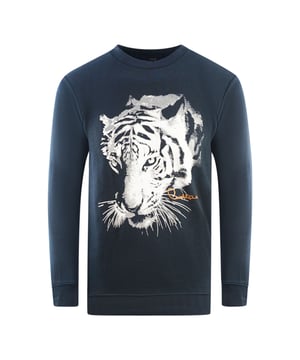 Cavalli Class Tiger Silhouette Logo Sweatshirt in Marineblau. Seien Sie der Neid der Menge in diesem Cavalli Class Print Logo Marineblauen Pullover. Zeigen Sie Ihre Liebe zu Stil und Mode mit dem auffälligen Tigerlogo. Lassen Sie sich mit diesem stilvollen Kleidungsstück hervorheben. Elastischer Kragen, Ärmelenden und Saum, Cavalli Class Marineblauer Sweatshirt. 60 % Baumwolle, 40 % Polyester. Reguläre Passform, fällt größengerecht aus. Style-Code: RXT65B CF062 04926